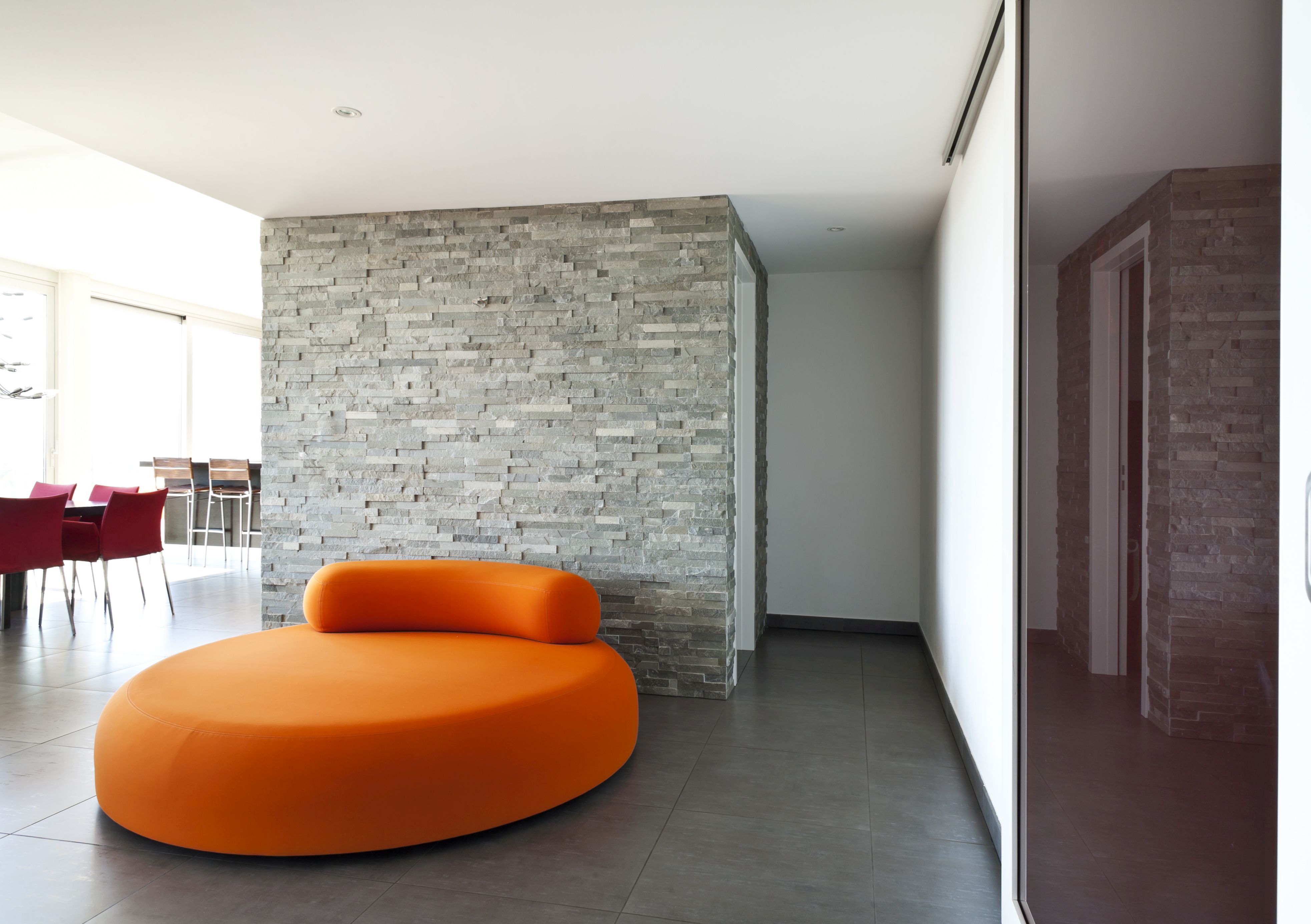 Die bisher eher kantigen Designs der  Polstermöbel werden 2020 durch ovale  und fließende Formen ersetzt!